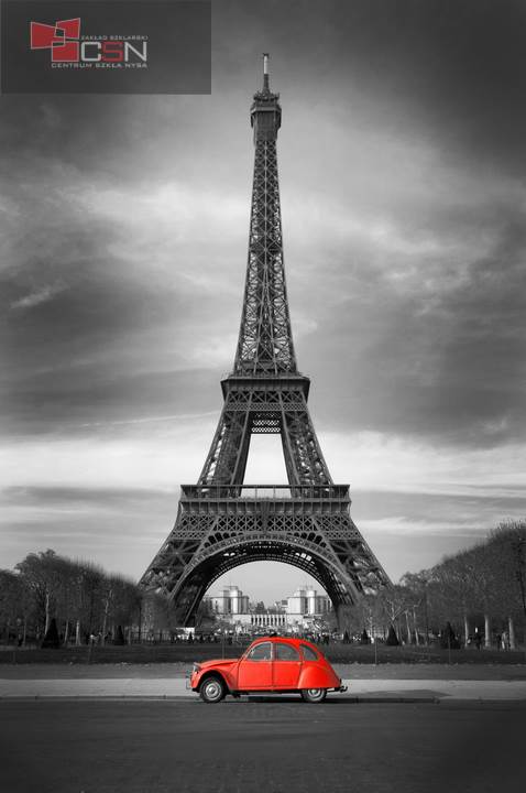 Tour Eiffel et voiture rouge- Paris